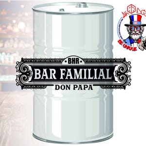Può includere: Un fusto in metallo bianco con un'etichetta rettangolare nera dai bordi decorati. L'etichetta riporta il testo BHR, BAR FAMILIAL e DON PAPA. Un logo circolare nell'angolo in alto a destra raffigura un uomo barbuto con un cappello a cilindro.