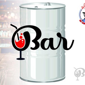 Può includere: Un fusto in metallo argentato con un design grafico nero che riporta la parola Bar, dove la lettera B è stilizzata come un bicchiere da cocktail riempito di liquido rosso e una cannuccia nera. Un piccolo logo circolare con figura barbuta è in alto.