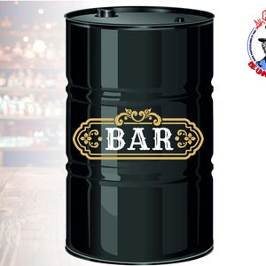Peut inclure: Un fût métallique cylindrique noir orné d'un emblème rectangulaire doré avec des volutes décoratives sur les côtés et le mot BAR imprimé en lettres capitales blanches au centre. Le dessus du fût comporte deux bondes circulaires.