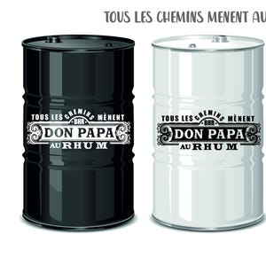 Può includere: Due barili di metallo, uno nero e uno bianco, con la scritta "TOUS LES CHEMINS MENENT AU RHUM" in alto. Ogni barile ha un'etichetta con la scritta "DON PAPA AURHUM". I barili servono per conservare liquidi.