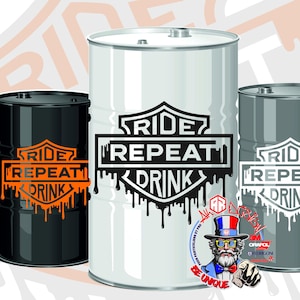 Peut inclure: Trois fûts métalliques avec les mots "RIDE REPEAT DRINK" dans un motif de bouclier. Les fûts sont noirs, blancs et gris. Le fût noir a un texte orange, le fût blanc a un texte noir et le fût gris a un texte blanc.