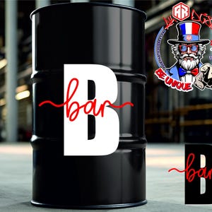 Op de afbeelding: Een zwarte cilindrische metalen trommel met een grote witte letter B, bedekt met de rode cursieve tekst bar. Een rond logo in de rechterbovenhoek toont een bebaard figuur met een hoge hoed en de tekst AR DESIGN en BE UNIQUE.