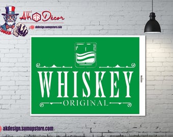Könnte beinhalten: Ein grünes rechteckiges Schild mit dem Wort "WHISKEY" in großen weißen Buchstaben und "ORIGINAL" darunter. Oben befindet sich eine Grafik eines Whiskeyglases. Das Schild befindet sich an einer weißen Backsteinmauer.