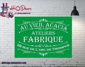 Könnte beinhalten: Ein grünes Schild mit weißem Text, der lautet: "AU VIEIL ACACIA ATELIERS FABRIQUE 28 RUE DE L'ARC DE TRIOMPHE". Das Schild befindet sich an einer weißen Backsteinmauer. Eine Cartoonfigur mit Zylinder und Schnurrbart befindet sich in der oberen linken Ecke.