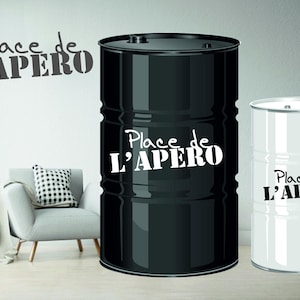 Peut inclure: Un grand fût en métal noir et un fût en métal blanc plus petit, tous deux portant l'inscription "Place de L'APERO" sur le devant. Les fûts ont une forme cylindrique avec des nervures horizontales et deux bouchons circulaires sur le dessus.