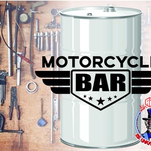 Peut inclure: Un baril métallique blanc avec les mots "MOTORCYCLE BAR" en noir, avec un bouclier avec des étoiles et des ailes. Divers outils sont suspendus sur un fond en bois, notamment des clés et des pinces.