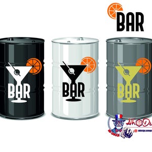Può includere: Tre barili da bar in metallo nero, bianco e grigio. Ogni barile presenta un design a bicchiere da cocktail con una fetta d'arancia e la parola "BAR". I barili sono per l'arredamento del bar.