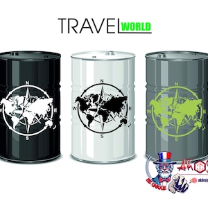 Peut inclure: Trois barils métalliques sur le thème du voyage. L'un est noir avec une carte du monde blanche et un design de boussole, le second est blanc avec une carte noire, et le troisième est gris avec une carte verte. Le texte "TRAVEL WORLD" est au-dessus.