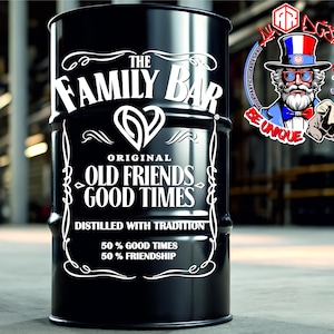 Op de afbeelding: Een zwarte metalen ton met witte bedrukte tekst die THE FAMILY BAR, ORIGINAL OLD FRIENDS GOOD TIMES, DISTILLED WITH TRADITION, 50% GOOD TIMES en 50% FRIENDSHIP leest, samen met een hartvormige afbeelding en een logo van een man met een hoge hoed.