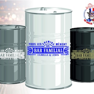 Op de afbeelding: Drie cilindervormige metalen vaten in grijs, wit en zwart. Elk vat is voorzien van de tekst "TOUS LES CHEMINS MÈNENT AU BAR FAMILIAL FAMILLE & AMIS" in een decoratief kader. Het witte vat staat in het midden, geflankeerd door de grijze en zwarte vaten.