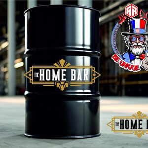 Peut inclure: Un fût métallique cylindrique noir orné d'un cadre géométrique doré avec le texte THE HOME BAR au centre. Un logo circulaire dans le coin supérieur droit représente un homme barbu avec un haut-de-forme et le texte AR DESIGN BE UNIQUE.