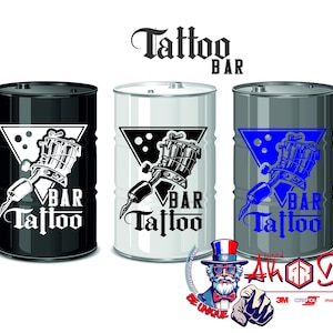 Peut inclure: Trois barils métalliques avec un motif de machine à tatouer. Les barils sont noirs, blancs et gris, chacun avec une palette de couleurs différente pour le motif de la machine à tatouer. Les mots "Tattoo Bar" sont au-dessus des barils. Un logo avec un homme portant un chapeau est dans le coin inférieur droit.