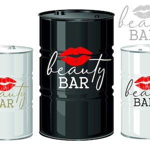Peut inclure: Trois fûts métalliques, un noir et deux blancs, chacun avec un motif de lèvres rouges et les mots "beauty BAR" en écriture cursive. Le fût noir est centré, avec les fûts blancs de chaque côté.