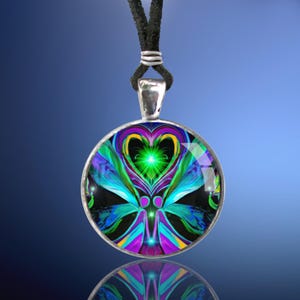 K&ouml;nnte beinhalten: Eine silberne Halskette mit einem runden Glasanh&auml;nger, der ein farbenfrohes abstraktes Design eines Herzens mit Fl&uuml;geln zeigt. Das Herz ist gr&uuml;n, gelb und lila, und die Fl&uuml;gel sind blau, gr&uuml;n und lila.