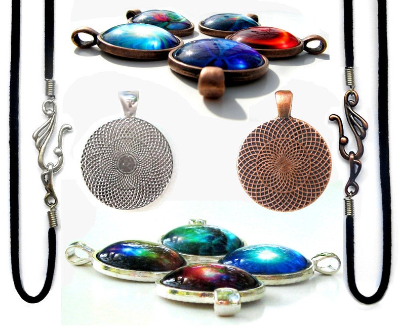 K&ouml;nnte beinhalten: Ein Set aus f&uuml;nf runden Glascabochons mit farbenfrohen Galaxie-Designs, gefasst in Silber- und Kupferfassungen. Die Cabochons sind an schwarzen Kordelketten mit Silber- und Kupferverschl&uuml;ssen befestigt.