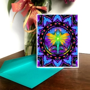 Könnte beinhalten: Ein farbenfrohes Mandala-Design mit einem gelben Schmetterling in der Mitte. Der Schmetterling hat einen grünen Körper und violette Flügel. Das Mandala ist von einem schwarzen Rand und einem blauen und violetten Hintergrund umgeben.