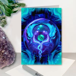 Könnte beinhalten: Ein abstrakter Kunstdruck in Blau- und Lilatönen mit einem wirbelnden Design in einer Kugel. Die Kugel ist von einem blauen und grünen Hintergrund umgeben.