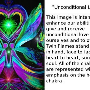 K&ouml;nnte beinhalten: Abstrakter digitaler Kunstdruck mit einem bunten Schmetterling mit einer Herzform in der Mitte. Der Schmetterling ist von einem leuchtenden gr&uuml;nen, blauen, violetten und gelben Schein umgeben. Der Text "Unconditional Love" ist oben im Bild in Schwarz geschrieben. Dieses Bild soll unsere F&auml;higkeiten verbessern, bedingungslose Liebe an uns selbst und an andere zu geben und zu empfangen. Zwillingsflammen stehen Hand in Hand, Angesicht zu Angesicht, Herz an Herz, Seele an Seele. Alle Chakren sind mit einem Schwerpunkt auf das Herzchakra dargestellt.