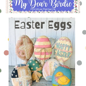 Könnte beinhalten: Eine Sammlung dekorativer Ostereier in verschiedenen Mustern und Farben. Einige Eier weisen Patchwork-Designs auf, während andere bemalte Details haben, darunter ein Küken und die Worte "Happy Easter". Das Bild enthält den Text "My Dear Birdie" und "Easter Eggs".