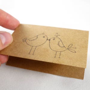 Carte-cadeau personnalisée pour la fête des mères estampée à la main en kraft blanc ou marron - tampon oiseaux d'amour - mariage, anniversaire, fiançailles, carte-cadeau de mariage