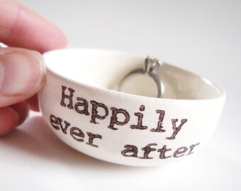 HAPPILY EVER AFTER Keramik Ringschale Hochzeit Verlobung Jahrestag Geschenkidee Ringschale handbedruckt weiß Keramik Ringkissen handbedruckt