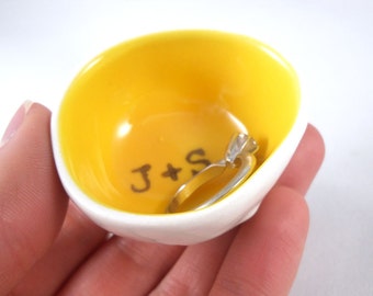 Plato para anillos DIENTE DE LEÓN AMARILLO, porta anillos con iniciales, regalo de boda personalizado, regalo para novia, regalo para esposa, plato para joyas, cuenco para anillos