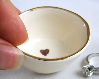 Plato para anillos de oro o plata, soporte personalizado para anillos de arcilla blanca con forma de corazón y borde dorado brillante: regalo para despedida de soltera o boda.