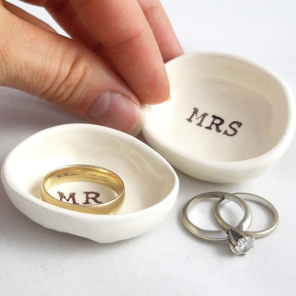 M. Mme WEDDING RING HOLDER cadeau pour la mariée et le marié cadeau pour couple cadeau de mariage cadeau de douche nuptiale anniversaire m. et mme porte-anneaux