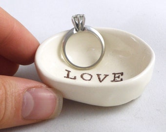 Muttertag Ringschale, Keramik Ringhalter, Ringkissen bedruckt, Liebe Wohnkultur, Liebe Text, Schmuckschale, Hochzeitsgeschenk, Brautpartygeschenk