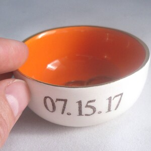 CUSTOM RING DISH tangerine orange Ringschale Silber- oder Goldrand - Farbe ändern - Text hinzufügen - personalisiertes Hochzeit oder Verlobung Datum Bild 4