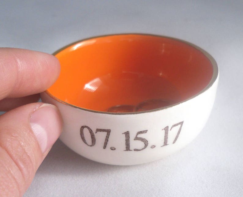 CUSTOM RING DISH tangerine orange Ringschale Silber- oder Goldrand - Farbe ändern - Text hinzufügen - personalisiertes Hochzeit oder Verlobung Datum Bild 4