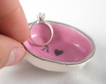 SILVER & BUBBLE GUM różowy stojak na pierścionek zaręczynowy, spersonalizowany ceramiczny pojemnik na pierścionki, spersonalizowany pomysł na prezent zaręczynowy, różowy ceramiczny pojemnik na obrączki ślubne