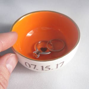 CUSTOM RING DISH tangerine orange Ringschale Silber- oder Goldrand - Farbe ändern - Text hinzufügen - personalisiertes Hochzeit oder Verlobung Datum Bild 3
