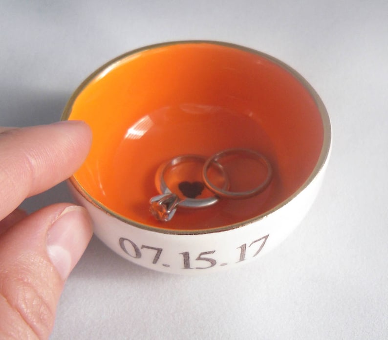 CUSTOM RING DISH tangerine orange Ringschale Silber- oder Goldrand - Farbe ändern - Text hinzufügen - personalisiertes Hochzeit oder Verlobung Datum Bild 3