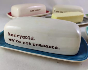 面白いケリーゴールドバター皿にあなたのジョークやフレーズを印刷し、バタートレイのカスタムカラーを選択し、2ピースの取り外し可能な蓋