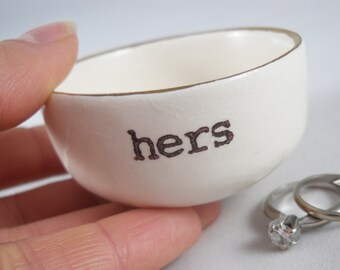 IHRER RING Teller Frau Hochzeitsgeschenk für Braut, Brautparty, Hochzeit Ring Schale, ihre Ringschale, weißer Keramik Ringhalter, Verlobung Geschenkidee