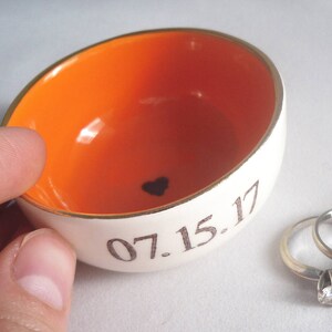 CUSTOM RING DISH tangerine orange Ringschale Silber- oder Goldrand - Farbe ändern - Text hinzufügen - personalisiertes Hochzeit oder Verlobung Datum Bild 1