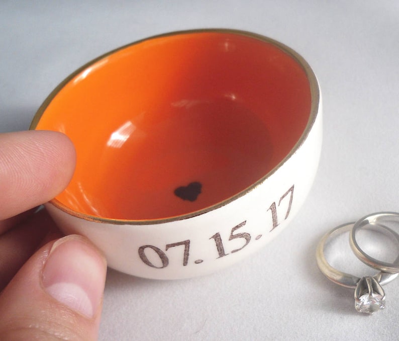 CUSTOM RING DISH tangerine orange Ringschale Silber- oder Goldrand - Farbe ändern - Text hinzufügen - personalisiertes Hochzeit oder Verlobung Datum Bild 1