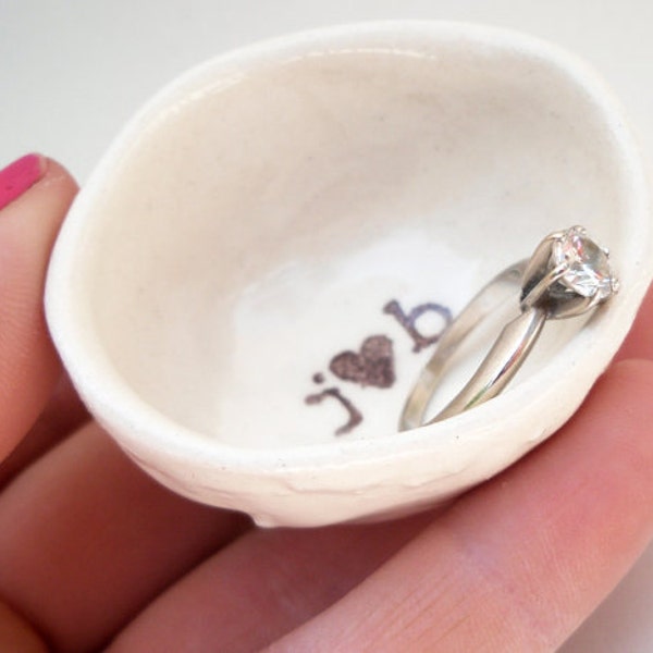 Personalisierte Keramik ENGAGEMENT RING DISH mit gestempelten Initialen und Herz / Eheringhalter für Brautpartygeschenk zur Verlobungsfeier
