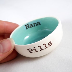 PILLENHALTER für Oma - personalisierter Name handgedruckt auf jadegrüner Keramik Vitamin- oder Pillenhalter - Weihnachtsgeschenk für Oma