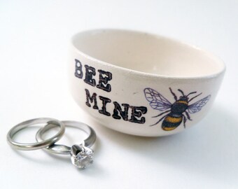 BEE MINE handbedruckt, Honigbiene Ringschale, weiße Keramik Ringschale, Verlobungsgeschenk, Geschenk für Freundin, Hochzeitsgeschenk, Brautparty Geschenk