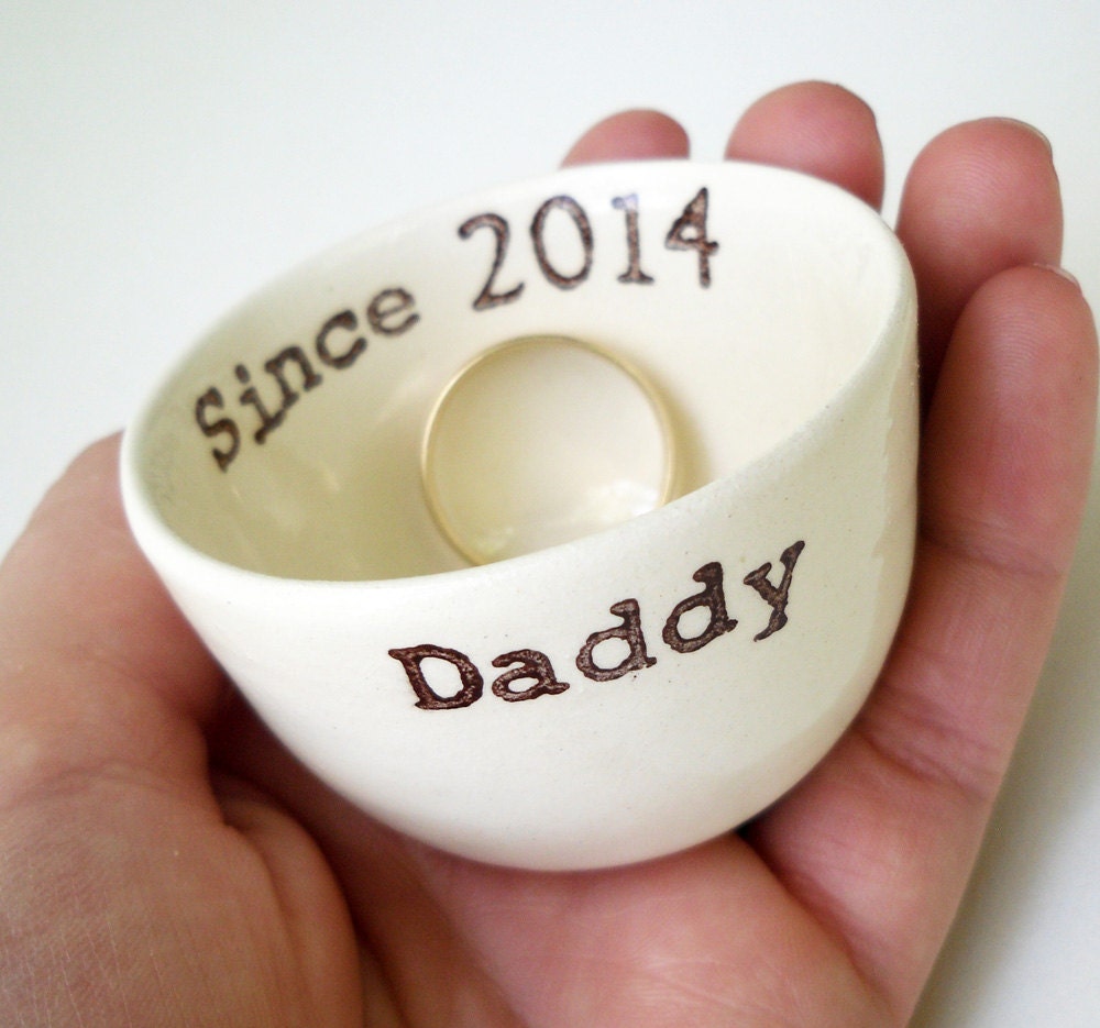 Fait à La Main Custom Dad Gift Fête Du Père Fait Papa Texte en Céramique Mens Anneau Plat Pour d'êtr