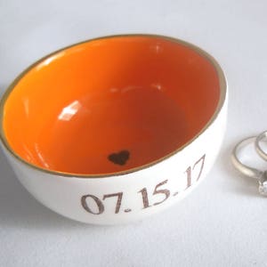 CUSTOM RING DISH tangerine orange Ringschale Silber- oder Goldrand - Farbe ändern - Text hinzufügen - personalisiertes Hochzeit oder Verlobung Datum Bild 2