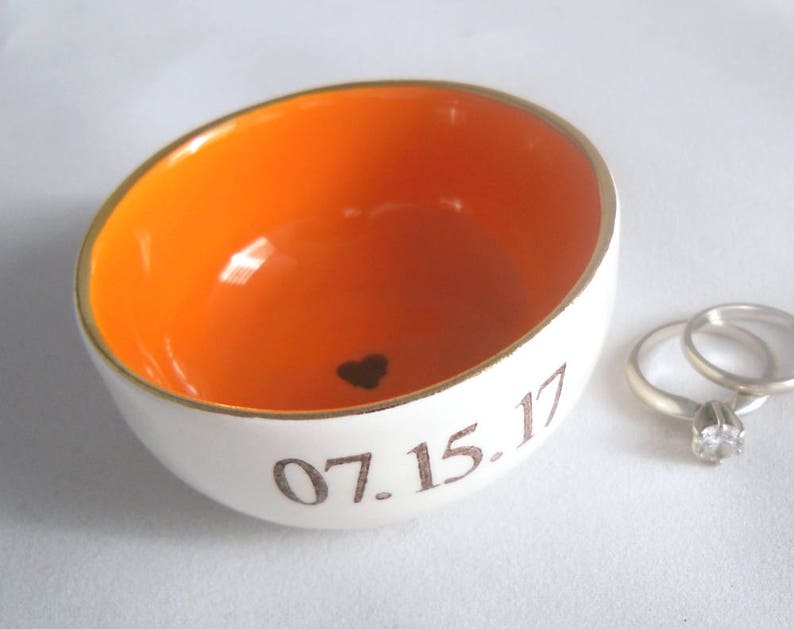 CUSTOM RING DISH tangerine orange Ringschale Silber- oder Goldrand - Farbe ändern - Text hinzufügen - personalisiertes Hochzeit oder Verlobung Datum Bild 2