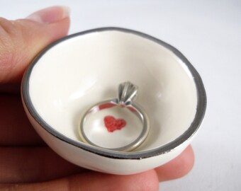 Plato para anillos en forma de corazón para el Día de la Madre, con borde plateado y dorado; soporte para anillos en forma de corazón rojo; soporte para anillos de arcilla blanca; regalo para despedida de soltera; regalo para la esposa.