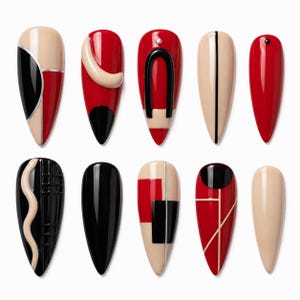 Puede incluir: Un conjunto de diez uñas postizas en forma de almendra con una paleta de colores rojo, negro y beige brillante. Los diseños incluyen patrones geométricos, líneas finas plateadas y beige, texturas onduladas en relieve y pequeños acentos circulares.
