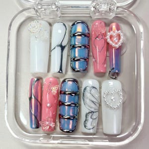 Verträumte schillernde Fantasy Presse auf den Nägeln, 3D Herz & Perlenakzente, holografischer Schimmer, engelhafter süßer Stil, handgefertigtes Luxusnagelset