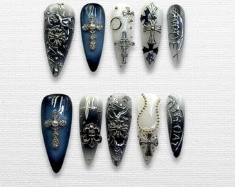 Uñas cruzadas cromadas góticas: arte de uñas alternativo grunge Y2K