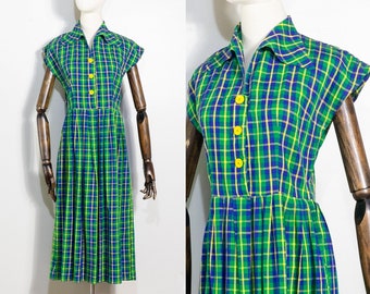 vintage 1940s pointed collar green plaid cotton day dress | 40s cap sleeved checked shirtdress shirt dress shirtwaist dress | S/M