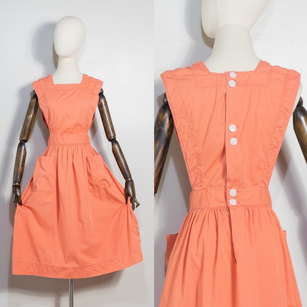 vintage 1940er Jahre lachsrosa/orange Baumwoll Schürze | 40er Jahre Angelica sanforized geschrumpft Krankenschwester Uniform Schürzenkleid mit Taschen | S